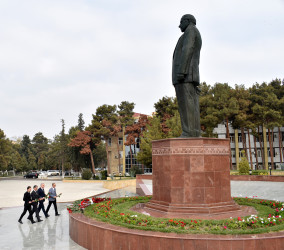 Xalqımızın Ümummilli lideri, Ulu öndər Heydər Əliyevin abidəsi şəhər sakinləri tərəfindən ziyarət olunub.