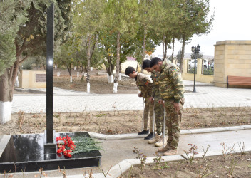 Zəfər Günü münasibətilə Şəhidlər Xiyabanı və Vətən müharibəsinin şəhidi İsmayılzadə Şəhriyarın ailəsi ziyarət olunub.