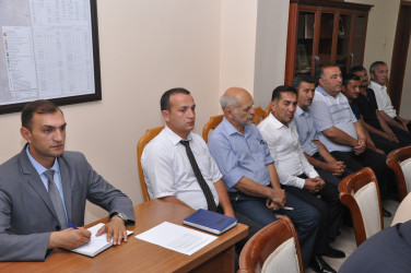Şirvan Şəhər İcra Hakimiyyətinin başçısı İlqar Abbasov şəhidlərin ordenlərlə təltif olunması ilə bağlı şəhid ailələri ilə görüşüb.