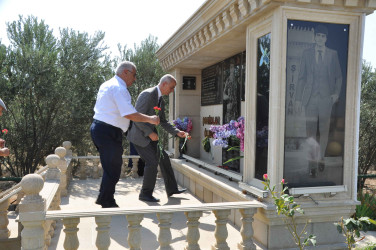 Şirvan Şəhər İcra Hakimiyyətinin başçısı İlqar Abbasov Şəhidlər xiyabanına ənənəvi ziyarətdə iştirak edib.