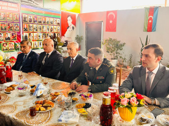Şirvanda lokal xarakterli antiterror tədbirləri zamanı şəhid olmuş hərbi qulluqçuların ailələri ziyarət olunub.