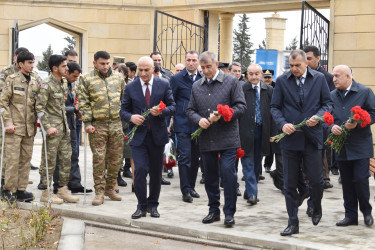 Zəfər Günü münasibətilə Şəhidlər Xiyabanı və Vətən müharibəsinin şəhidi İsmayılzadə Şəhriyarın ailəsi ziyarət olunub.