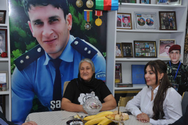 Şirvan Şəhər İcra Hakimiyyətinin başçısı İlqar Abbasov Anım Günü ərəfəsində şəhid ailələrini və müharibə əlillərini ziyarət edib.