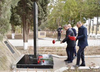 Zəfər Günü münasibətilə Şəhidlər Xiyabanı və Vətən müharibəsinin şəhidi İsmayılzadə Şəhriyarın ailəsi ziyarət olunub.