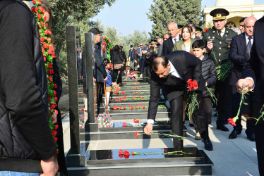 Şirvanda Zəfər Günü münasibətilə Şəhidlər Xiyabanı ziyarət olunub.