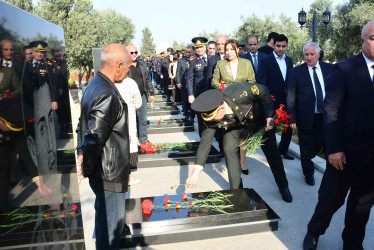 Şirvanda Zəfər Günü münasibətilə Şəhidlər Xiyabanı ziyarət olunub.