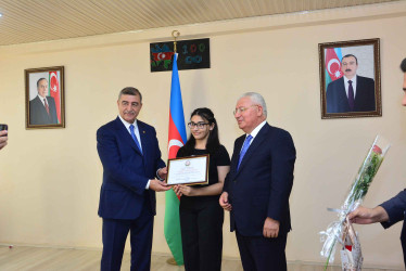 Şirvanda yüksək bal toplayan məzunlarla görüş keçirilib.