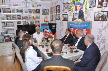 Şirvan Şəhər İcra Hakimiyyətinin başçısı İlqar Abbasov Anım Günü ərəfəsində şəhid ailələrini və müharibə əlillərini ziyarət edib.