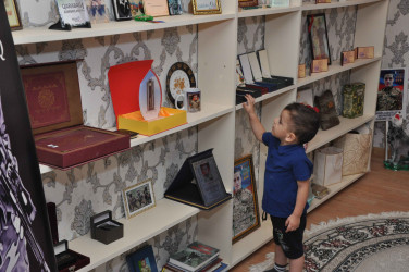 Şirvan Şəhər İcra Hakimiyyətinin başçısı İlqar Abbasov Anım Günü ərəfəsində şəhid ailələrini və müharibə əlillərini ziyarət edib.