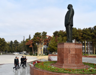 Xalqımızın Ümummilli lideri, Ulu öndər Heydər Əliyevin abidəsi şəhər sakinləri tərəfindən ziyarət olunub.