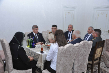 Şirvan Şəhər İcra Hakimiyyətinin başçısı İlqar Abbasov Anım Günü ərəfəsində şəhid ailələrini və müharibə əlillərini ziyarət edib.