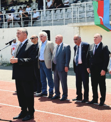 Şirvan Şəhər İcra Hakimiyyətinin başçısı İlqar Abbasov futbol turnirinin açılış mərasimində iştirak edib.