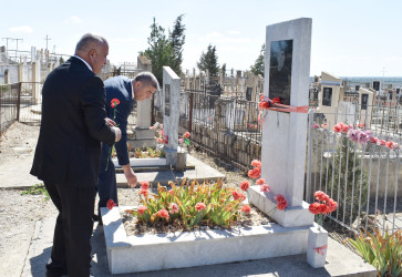 Anım Günündə Milli Qəhrəmanların büstləri və El qəbristanlığında dəfn olunmuş şəhidlərin məzarları ziyarət edilib.