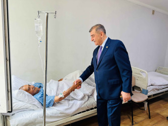 Şirvan Şəhər İcra Hakimiyyətinin başçısı İlqar Abbasov şəhid atasını xəstəxanada ziyarət edib.