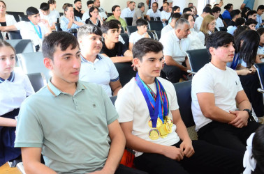 Şirvanda yüksək nailiyyətləri ilə seçilən şagird və müəllimlər təltif olunublar.