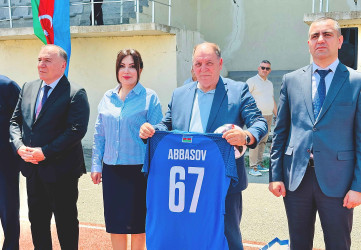 Şirvan Şəhər İcra Hakimiyyətinin başçısı İlqar Abbasov futbol turnirinin açılış mərasimində iştirak edib.
