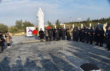 Şirvan Şəhər İcra Hakimiyyətinin başçısı ilin sonuncu cümə axşamında Dünya Azərbaycanlılarının Həmrəylik Günü və Yeni il bayramı münasibətilə şəhid ailələri ilə görüşüb.