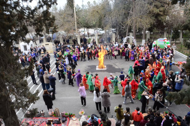Şəhər İcra Hakimiyyətinin başçısı İlqar Abbasov yel çərşənbəsi münasibətilə təşkil olunan tədbirdə iştirak edib.