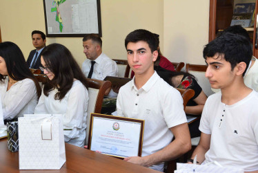 Şirvanda yüksək bal toplayan məzunlarla görüş keçirilib.