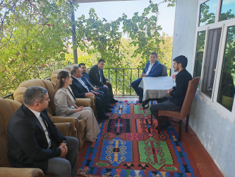 Şirvan şəhərində “Anım Günü” ərəfəsində şəhid ailələri və müharibə əlilləri ziyarət olunur