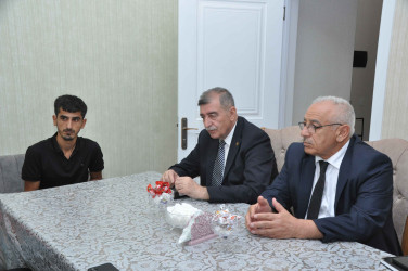 Şirvan Şəhər İcra Hakimiyyətinin başçısı İlqar Abbasov Anım Günü ərəfəsində şəhid ailələrini və müharibə əlillərini ziyarət edib.