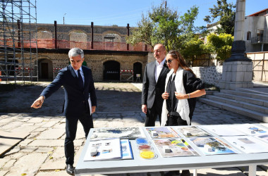 İlham Əliyev və birinci xanım Mehriban Əliyeva Şuşada Yuxarı Gövhərağa məscidini ziyarət edib.