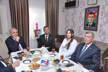 Şirvan Şəhər İcra Hakimiyyətinin başçısı İlqar Abbasov Anım Günü ərəfəsində şəhid ailələrini və müharibə əlillərini ziyarət edib.