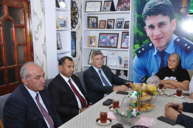 Şirvan Şəhər İcra Hakimiyyətinin başçısı İlqar Abbasov Anım Günü ərəfəsində şəhid ailələrini və müharibə əlillərini ziyarət edib.