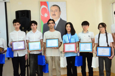 Şirvanda yüksək nailiyyətləri ilə seçilən şagird və müəllimlər təltif olunublar.