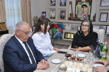 Şirvan Şəhər İcra Hakimiyyətinin başçısı İlqar Abbasov Anım Günü ərəfəsində şəhid ailələrini və müharibə əlillərini ziyarət edib.