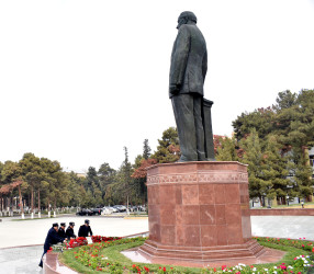 Xalqımızın Ümummilli lideri, Ulu öndər Heydər Əliyevin abidəsi şəhər sakinləri tərəfindən ziyarət olunub.