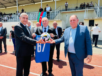 Şirvan Şəhər İcra Hakimiyyətinin başçısı İlqar Abbasov futbol turnirinin açılış mərasimində iştirak edib.