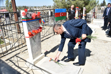 Anım Günündə Milli Qəhrəmanların büstləri və El qəbristanlığında dəfn olunmuş şəhidlərin məzarları ziyarət edilib.