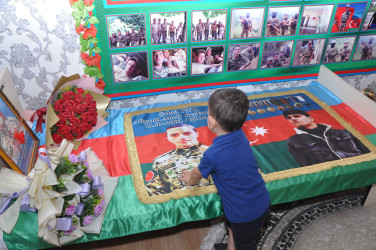 Şirvan Şəhər İcra Hakimiyyətinin başçısı İlqar Abbasov Anım Günü ərəfəsində şəhid ailələrini və müharibə əlillərini ziyarət edib.
