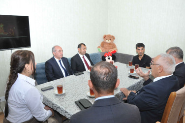 Şirvan Şəhər İcra Hakimiyyətinin başçısı İlqar Abbasov Anım Günü ərəfəsində şəhid ailələrini və müharibə əlillərini ziyarət edib.