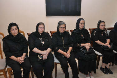 Şirvan Şəhər İcra Hakimiyyətinin başçısı İlqar Abbasov şəhidlərin ordenlərlə təltif olunması ilə bağlı şəhid ailələri ilə görüşüb.