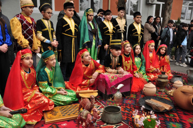 Şəhər İcra Hakimiyyətinin başçısı İlqar Abbasov yel çərşənbəsi münasibətilə təşkil olunan tədbirdə iştirak edib.