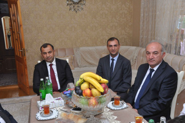 Şirvan Şəhər İcra Hakimiyyətinin başçısı İlqar Abbasov Anım Günü ərəfəsində şəhid ailələrini və müharibə əlillərini ziyarət edib.