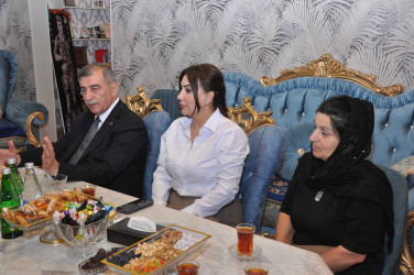 Şirvan Şəhər İcra Hakimiyyətinin başçısı İlqar Abbasov Anım Günü ərəfəsində şəhid ailələrini və müharibə əlillərini ziyarət edib.