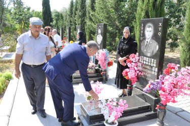 Şirvan Şəhər İcra Hakimiyyətinin başçısı İlqar Abbasov Şəhidlər xiyabanına ənənəvi ziyarətdə iştirak edib.