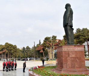 Xalqımızın Ümummilli lideri, Ulu öndər Heydər Əliyevin abidəsi şəhər sakinləri tərəfindən ziyarət olunub.